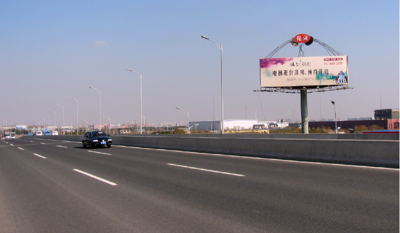 昆山蘇虹機(jī)場路、南北公路交叉口單立柱